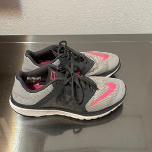 Nike women’s tennis shoes size 9.5